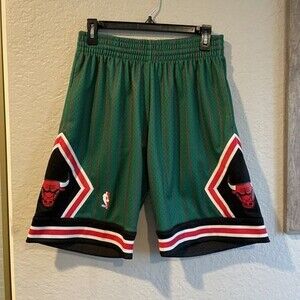 Mitchell & Ness Mens Small Chicago Bulls Hardwood Classics Shorts Green/Red